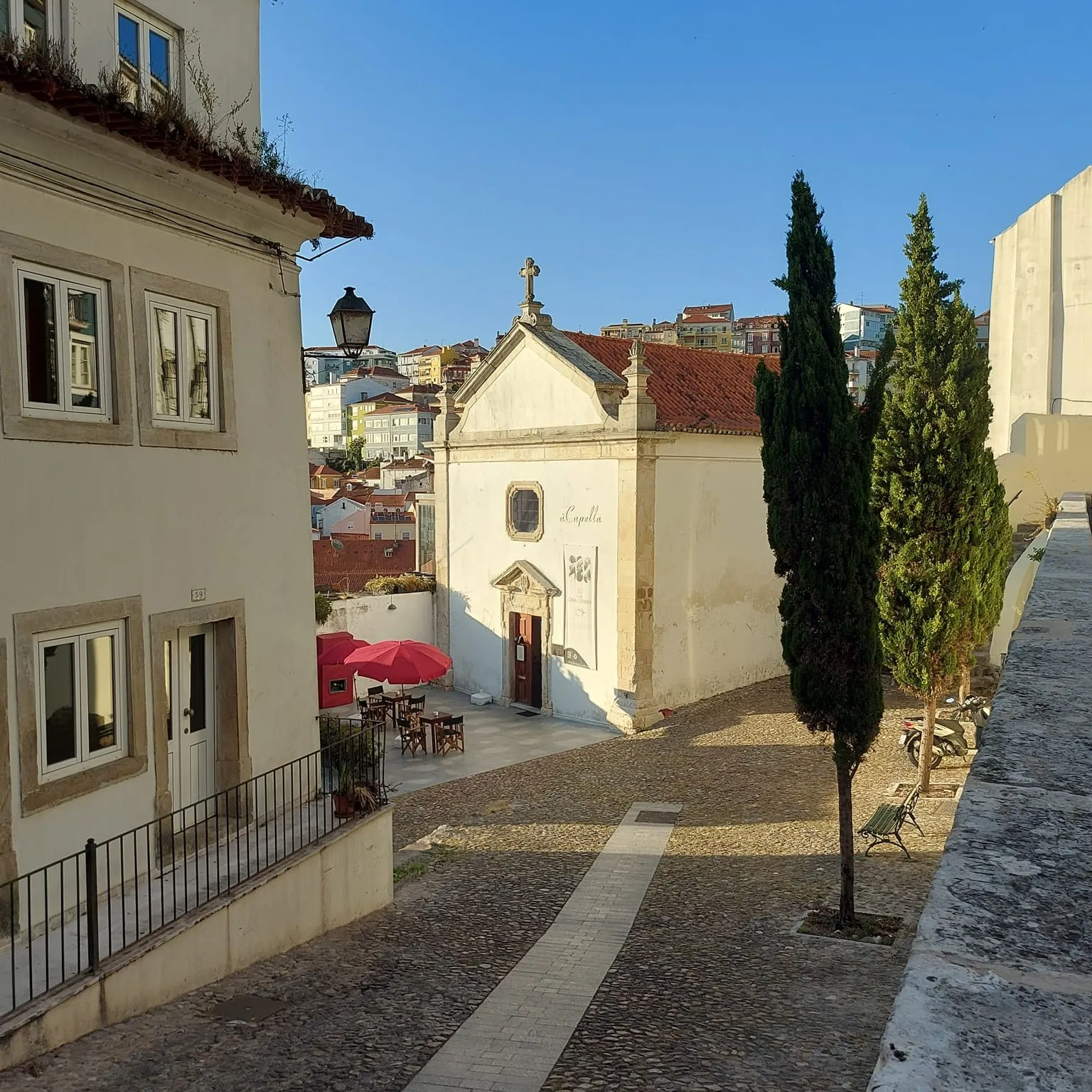 Largo da Vitória com a esplanada da àCapella, Coimbra