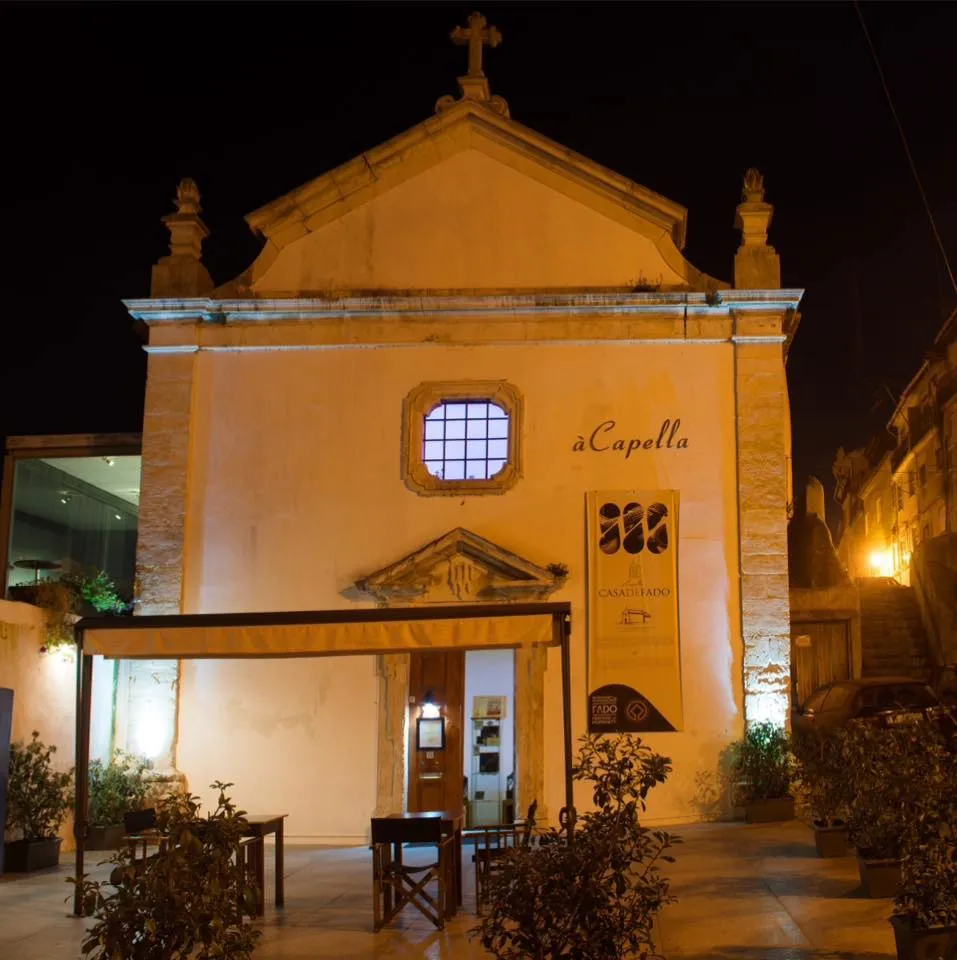 Fachada da capela iluminada à noite