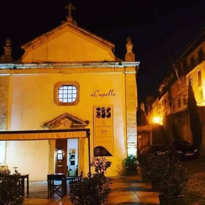 Letreiro àCapella na fachada da capela
